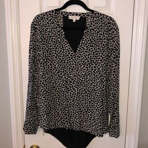 Vince Camuto print long sleeve top